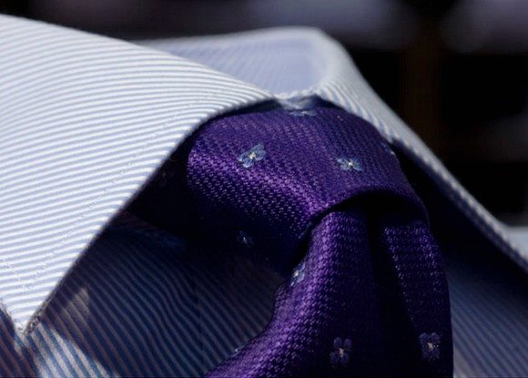 Noeud de cravate sur col de chemise pour homme