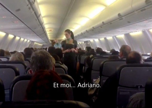 Les consignes de sécurité par Adriano, commandant de bord chez Kulula Airways