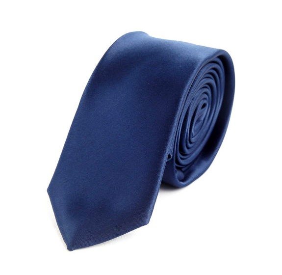 cravate bleu marine